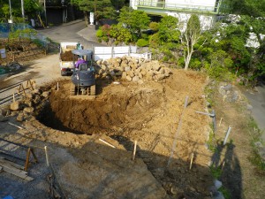 建築中のおうちの屋根の上より。 土を削ってラインを出しています。